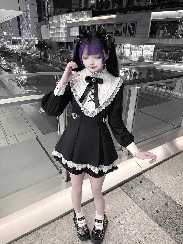 Jirai Kei Black & White Two-Piece Set | Lace Trim Top with Heart Buckles Waist & Matching Shorts