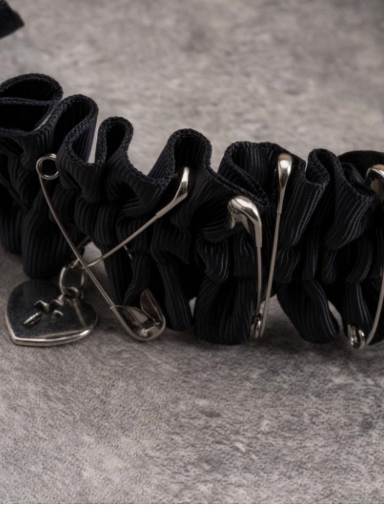 Black Gothic Ruffle Trim Heart Buckle Decorated Pins Design KC