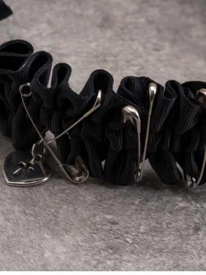 Black Gothic Ruffle Trim Heart Buckle Decorated Pins Design KC