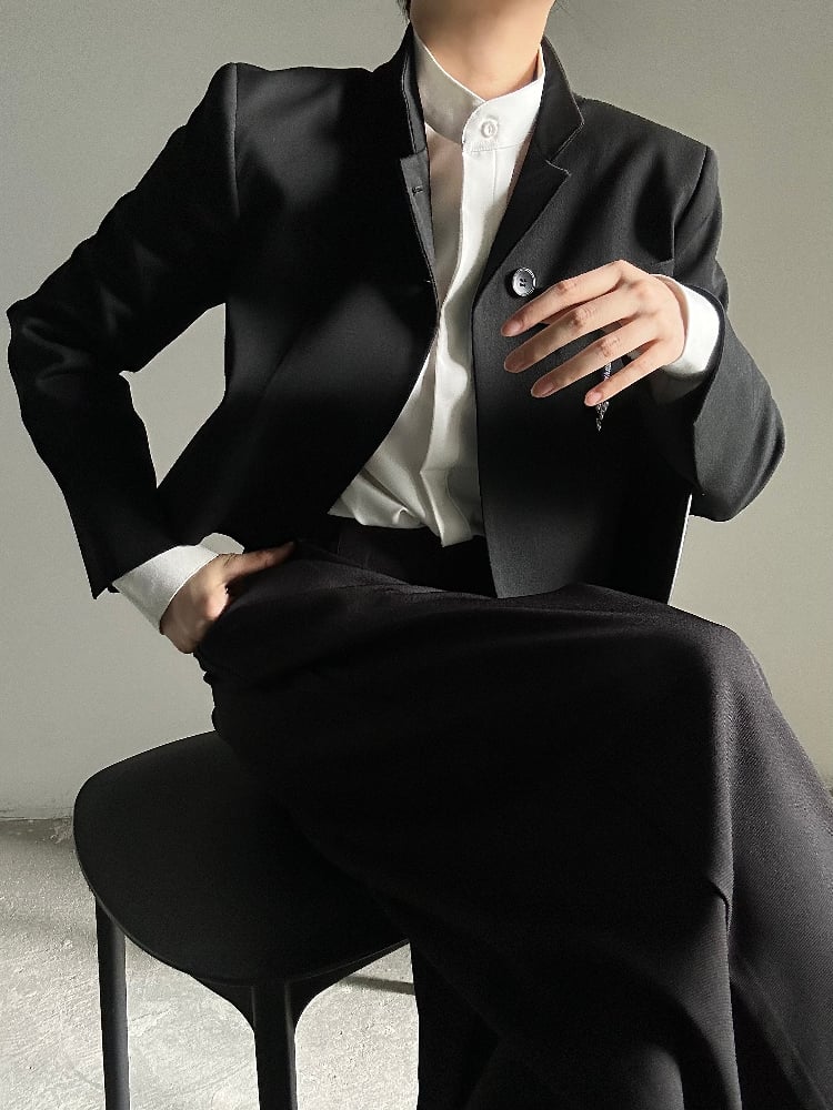 Ouji Lolita Black Crop Blazer with Notched Collar & Single-Breasted Buttons