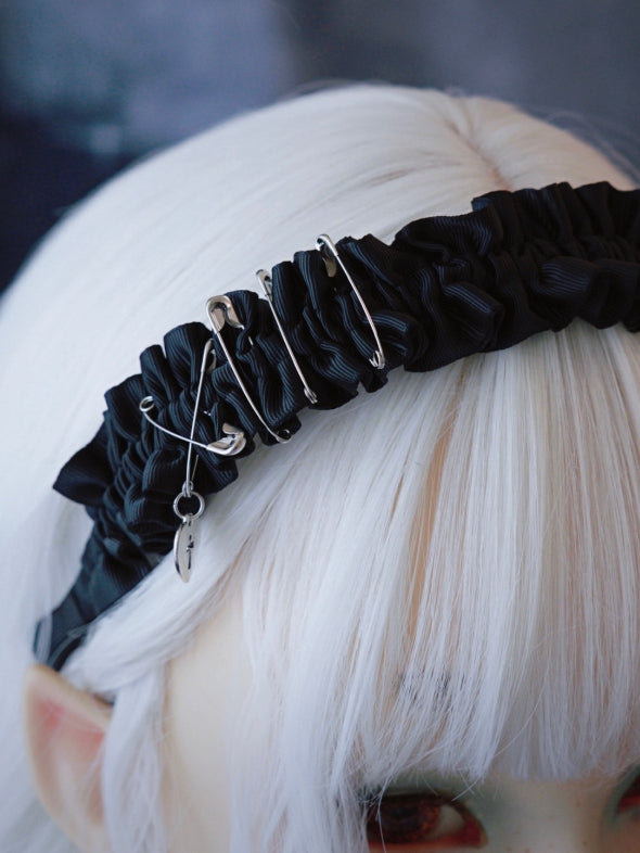 Black Gothic Ruffle Trim Heart Buckle Decorated Pins Design KC