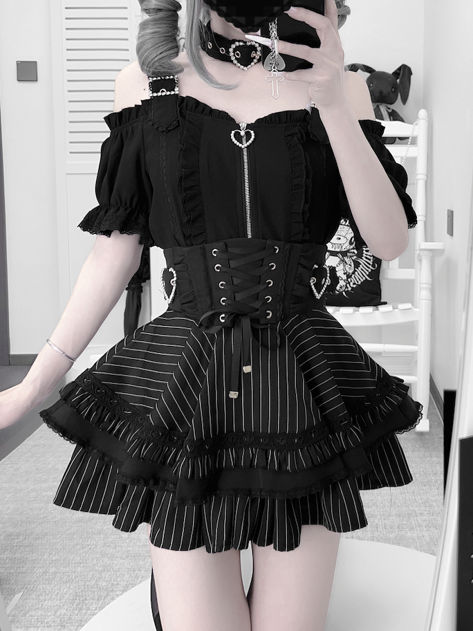 Jirai Kei Heart Buckles Lace-up Front and Back Black Striped Tiered Skirt