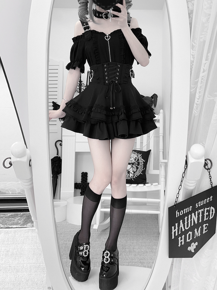 Jirai Kei Off-the-Shoulder Neckline Landmine Style Black Short Sleeves Top with Free Choker