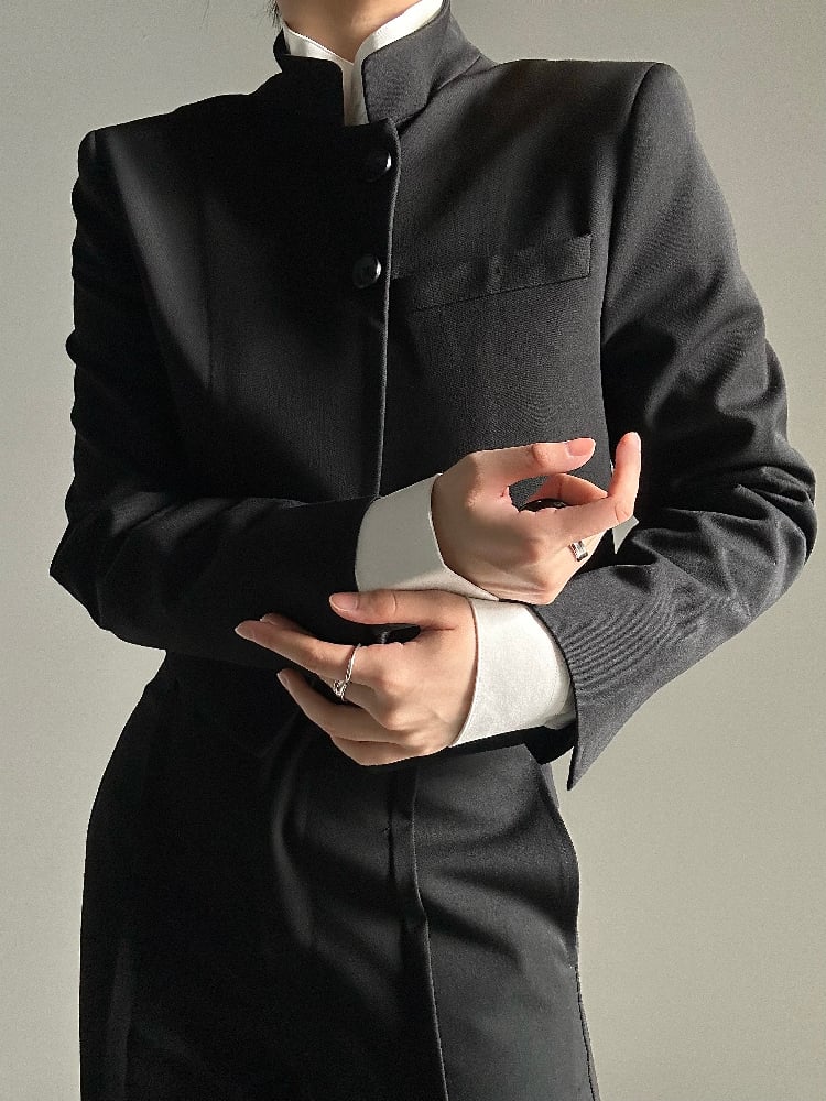 Ouji Lolita Black Crop Blazer with Notched Collar & Single-Breasted Buttons
