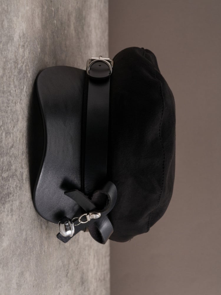 Black Gothic Bell Charm Bowknot Decorated Buckle Design Beret Hat