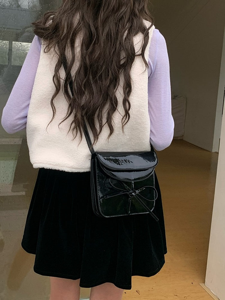 Elegant Black Crossbody Phone Pouch With Glossy Finish And Bow Accent