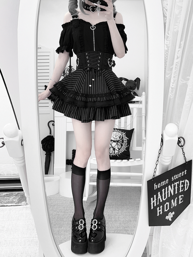 Jirai Kei Off-the-Shoulder Neckline Landmine Style Black Short Sleeves Top with Free Choker