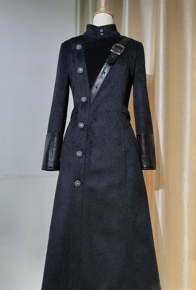 Ouji Fashion Black Leather Cuffs Gothic Lolita Woolen Coat with Red Inner Lining