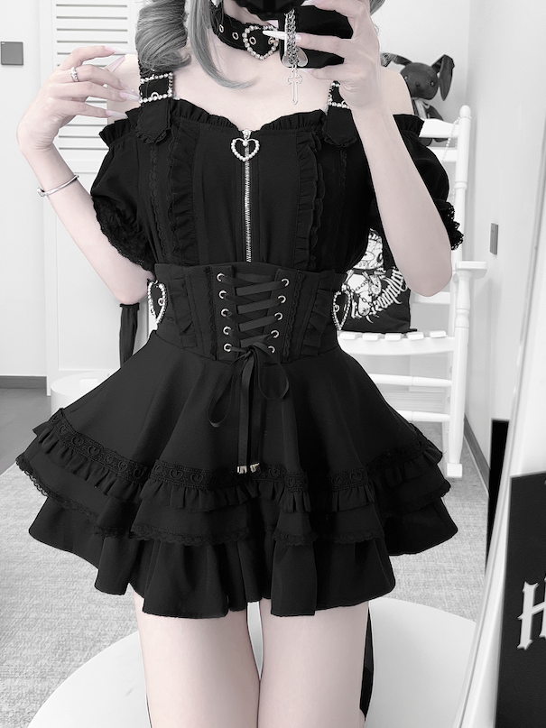 Jirai Kei Off-the-Shoulder Neckline Landmine Style Black Short Sleeves Top with Free Choker