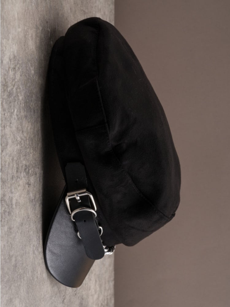 Black Gothic Star Charm Heart Buckle Design Beret Hat With Chain