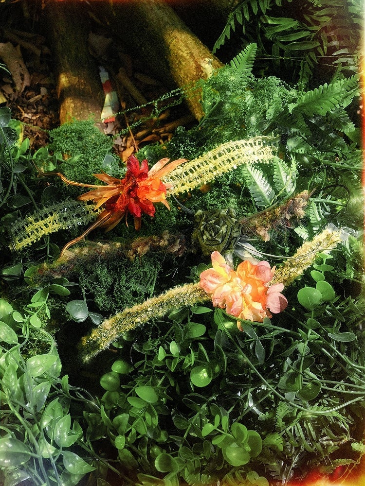 Fairy Goth Red / Green Flower Choker