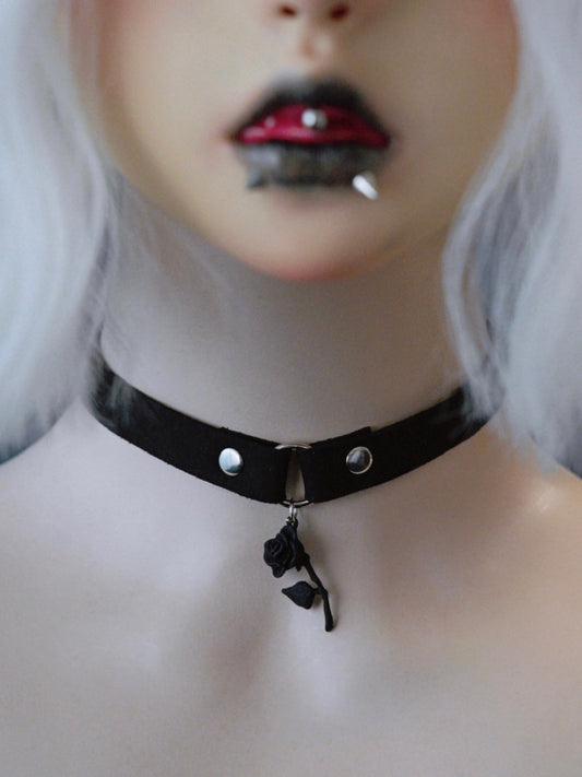 Black Gothic Studs Decorated Rosette Pendant Choker