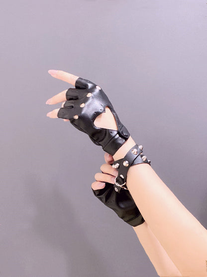 Heart-shaped Cutout Black/White PU Gloves